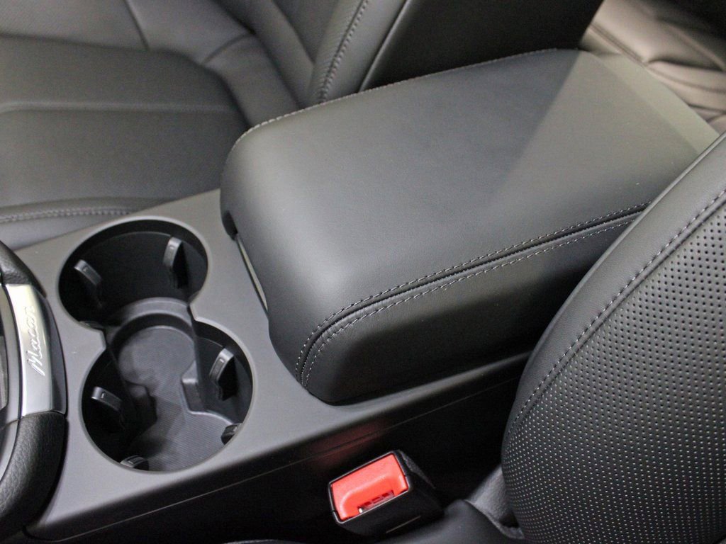 Certified 2025 Porsche Macan Turbo image 32