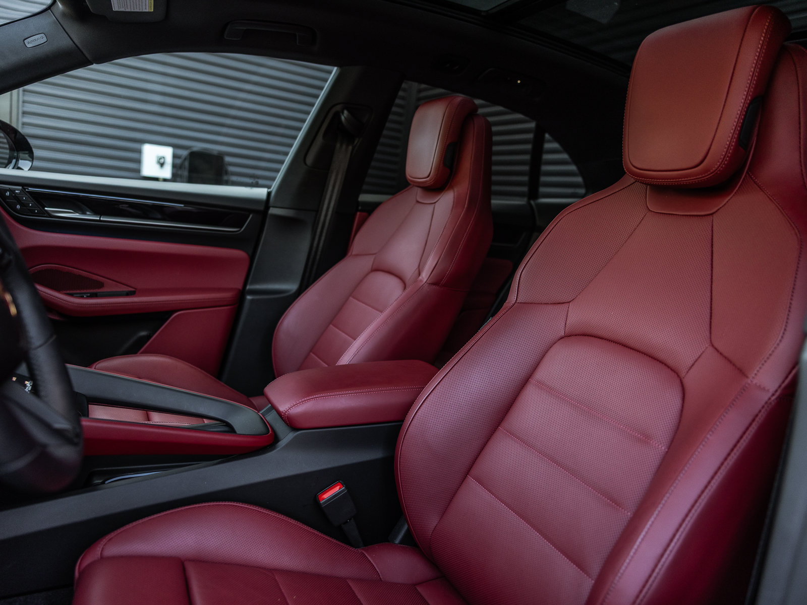Certified 2025 Porsche Macan 4S Electric AWD/4WD image 5