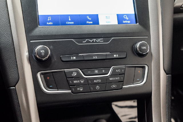 Used 2020 Ford Fusion SE FWD image 18
