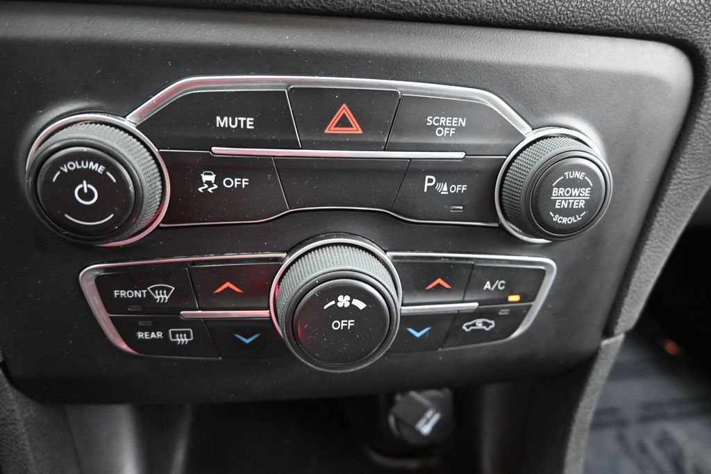 Used 2020 Dodge Charger SXT w/ Leather Interior Group RWD image 32