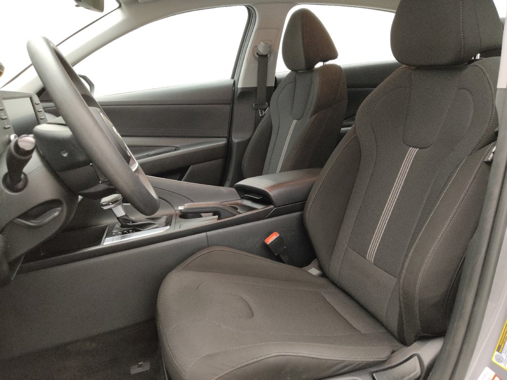 Used 2025 Hyundai Elantra SE FWD image 17