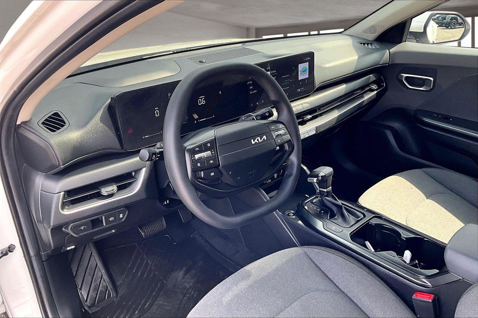 Used 2025 Kia K4 LXS image 15