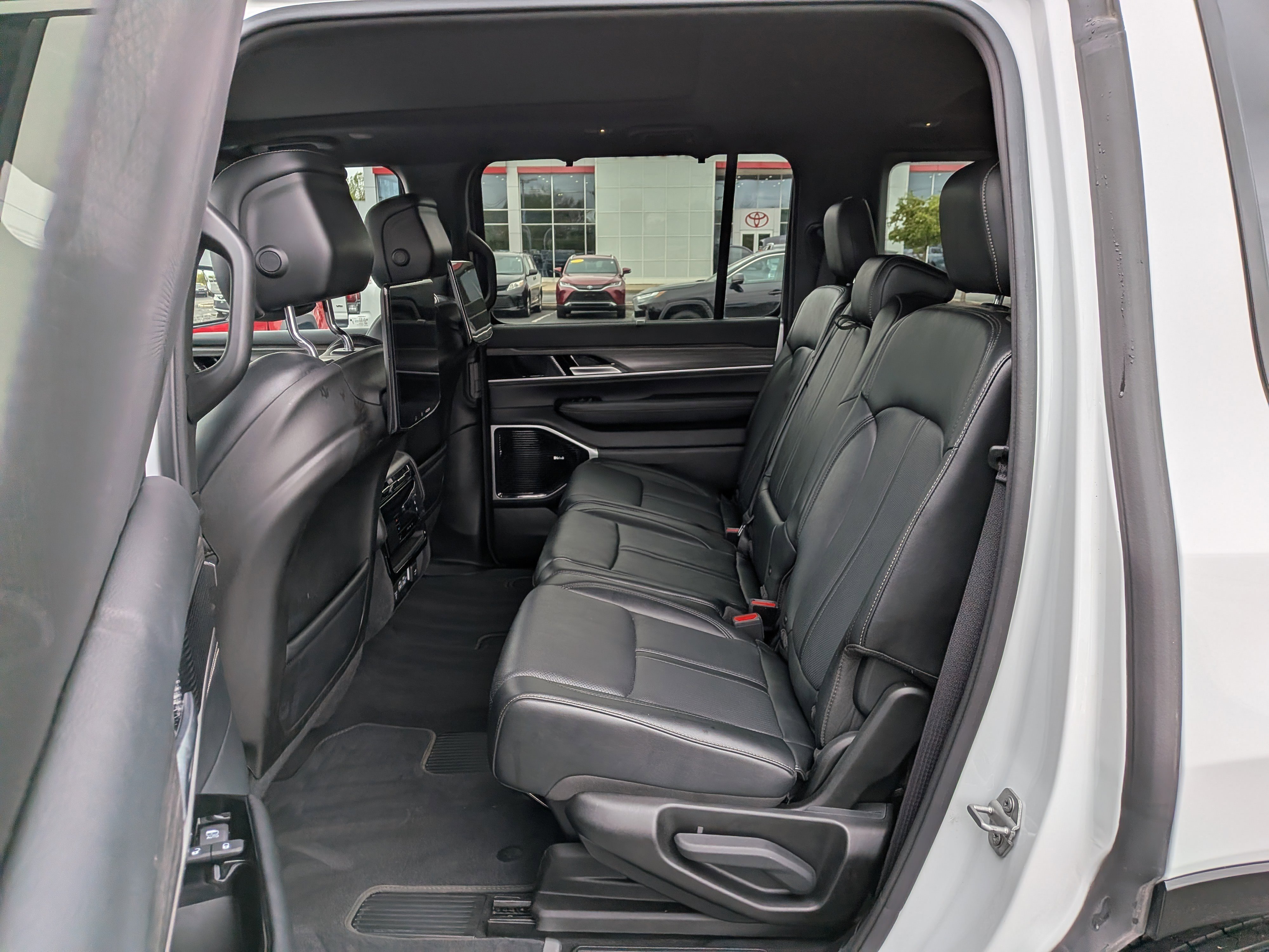 Used 2024 Jeep Wagoneer Series III w/ Premium Group I AWD/4WD image 20