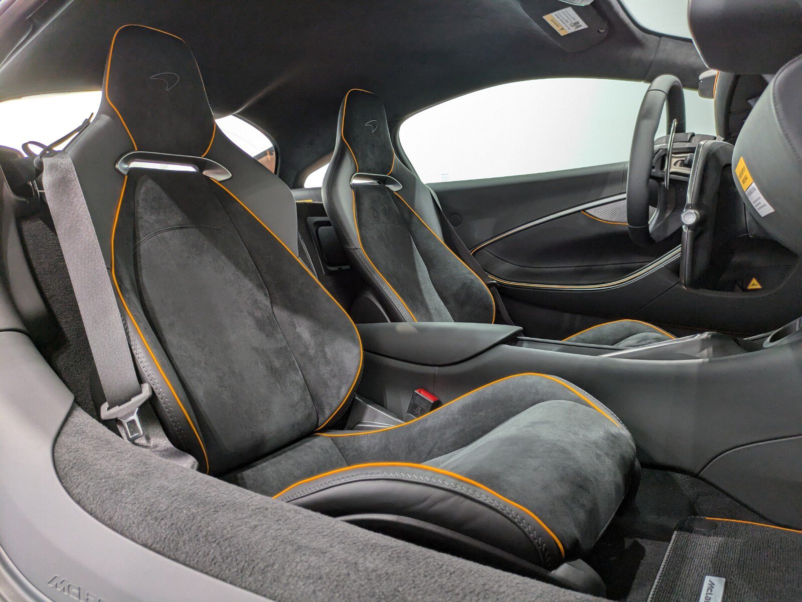 Used 2025 McLaren Artura RWD image 19