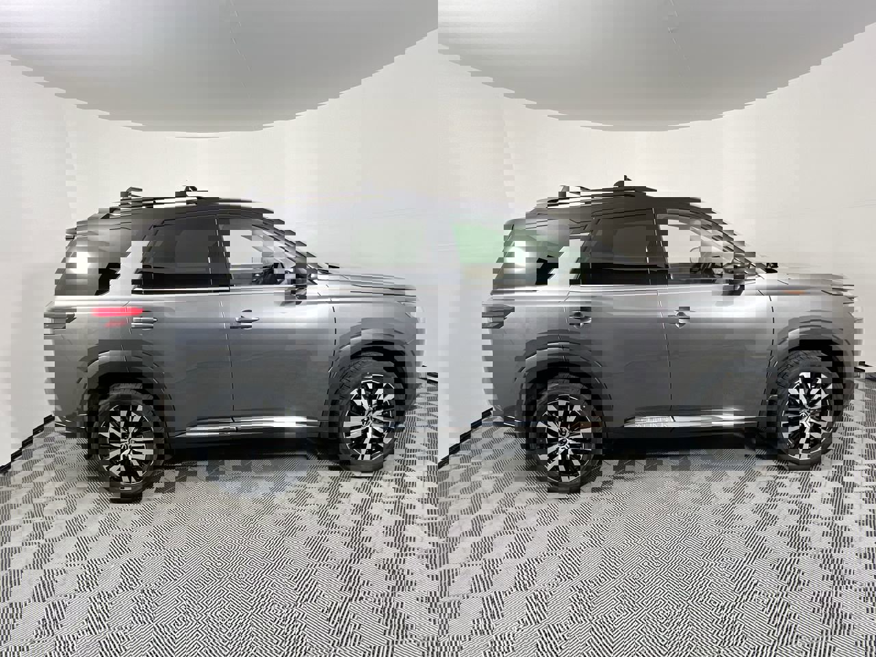 Used 2024 Nissan Pathfinder Platinum image 2