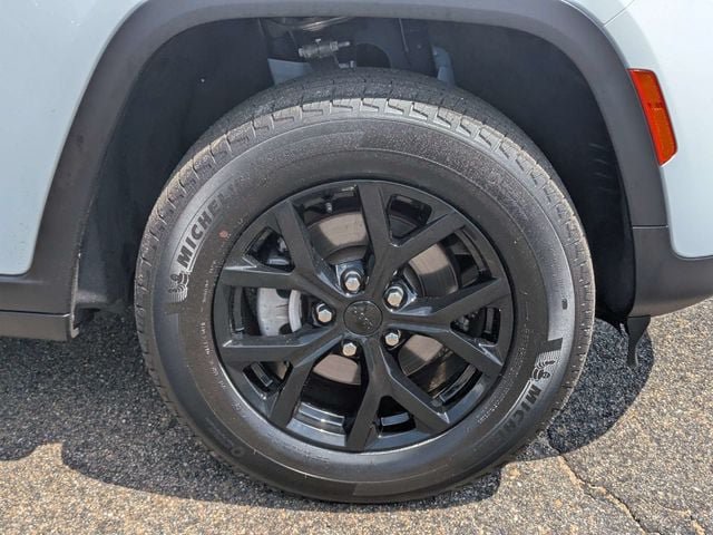 Used 2025 Jeep Grand Cherokee Altitude AWD/4WD image 11