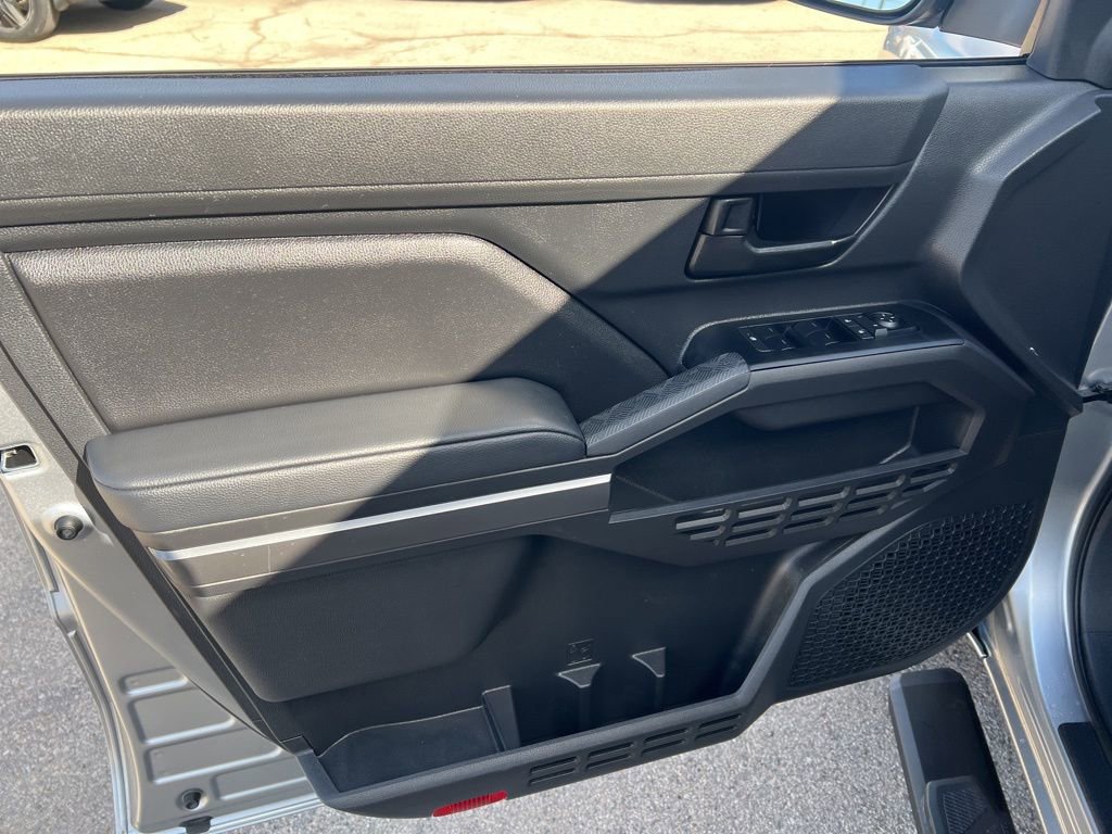 Used 2025 Toyota Tacoma SR5 AWD/4WD image 7