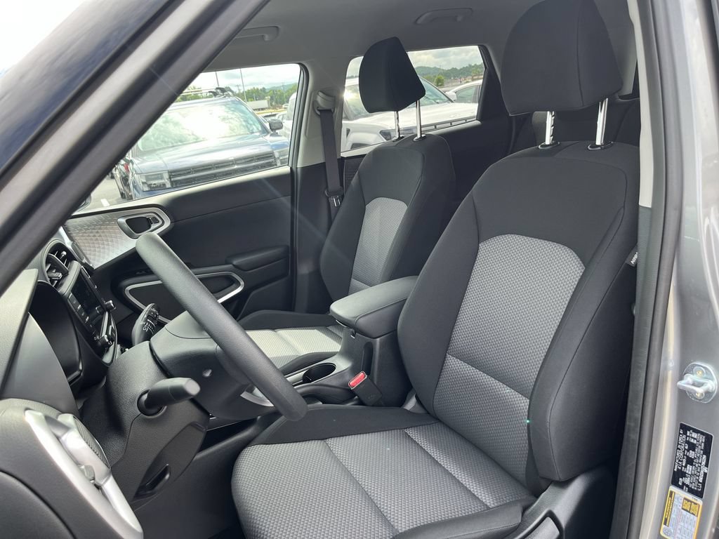 Certified 2025 Kia Soul LX w/ LX Technology Package FWD image 17