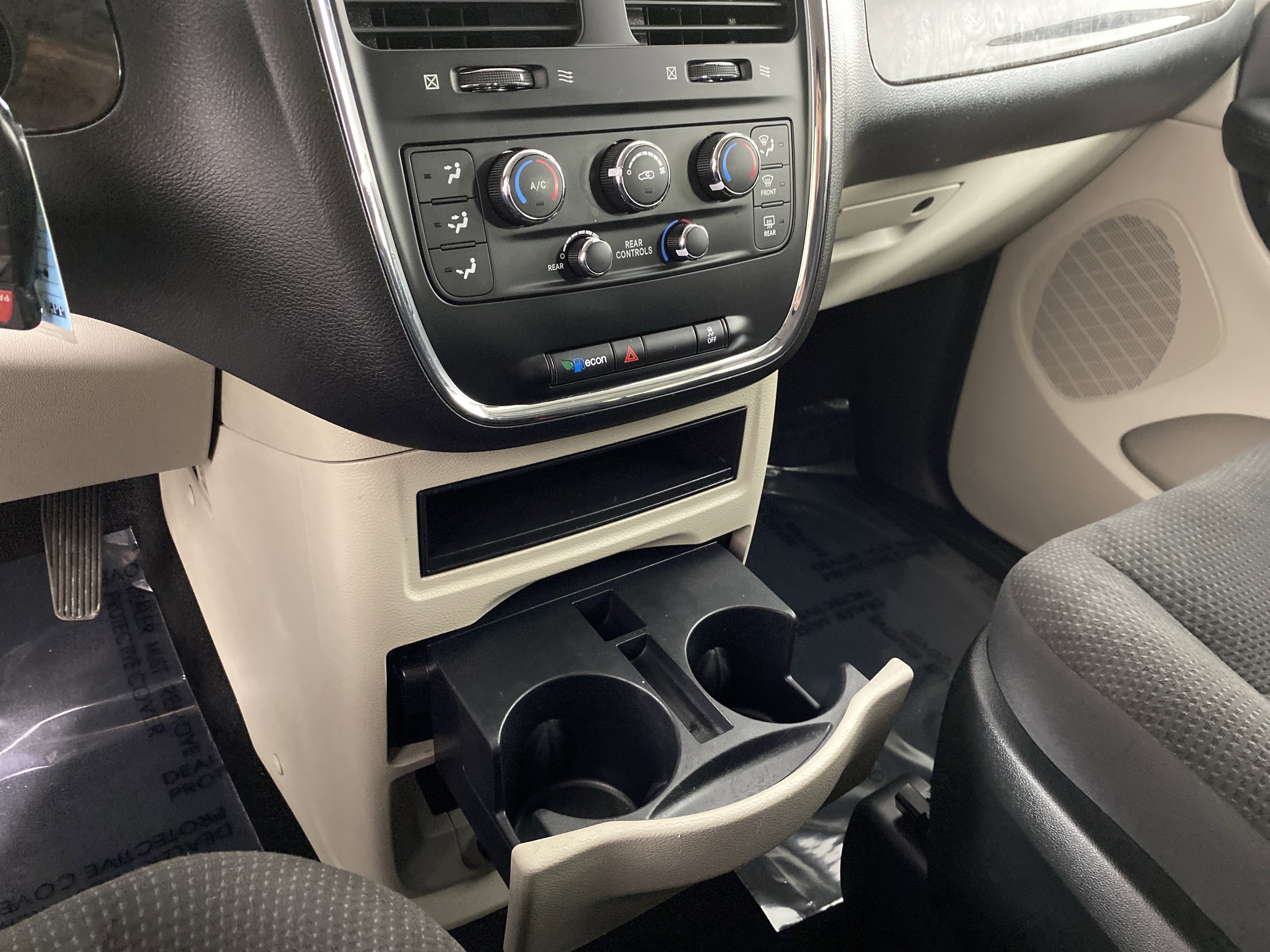 Used 2018 Dodge Grand Caravan SE w/ UConnect Hands-Free Group image 27