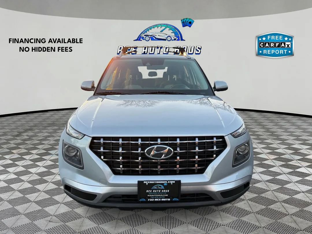Used 2022 Hyundai Venue SEL FWD image 2