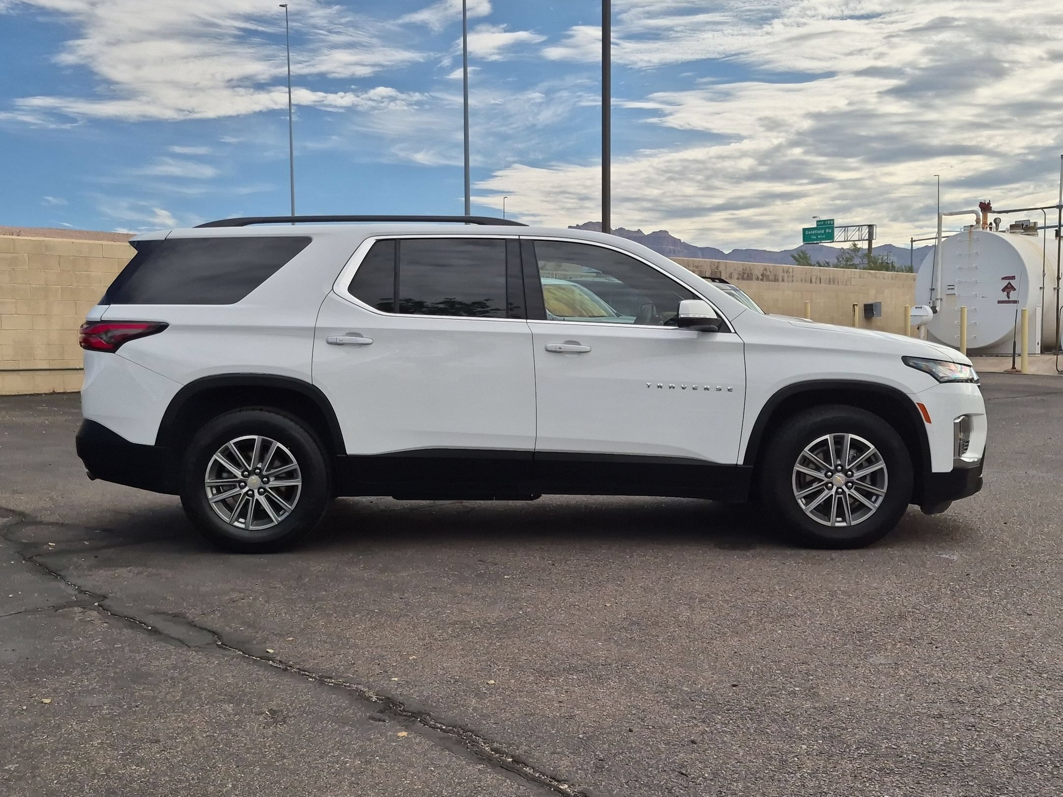 Used 2023 Chevrolet Traverse LT FWD image 4