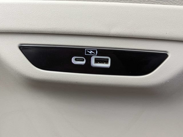 Used 2021 Chrysler Pacifica Touring-L FWD image 22