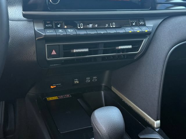 Used 2025 Toyota Camry LE w/ Convenience Package FWD image 17
