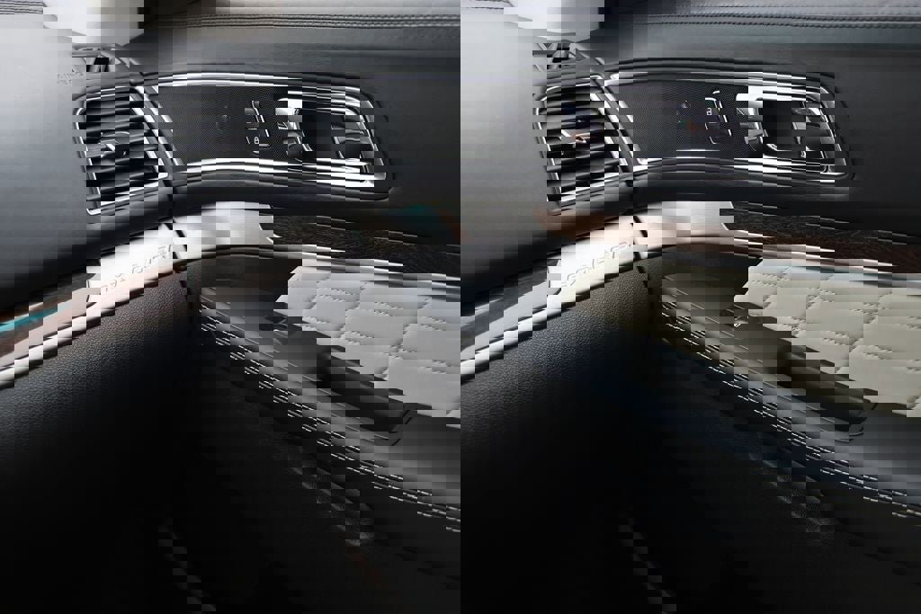 Used 2016 Ford Explorer Platinum image 29