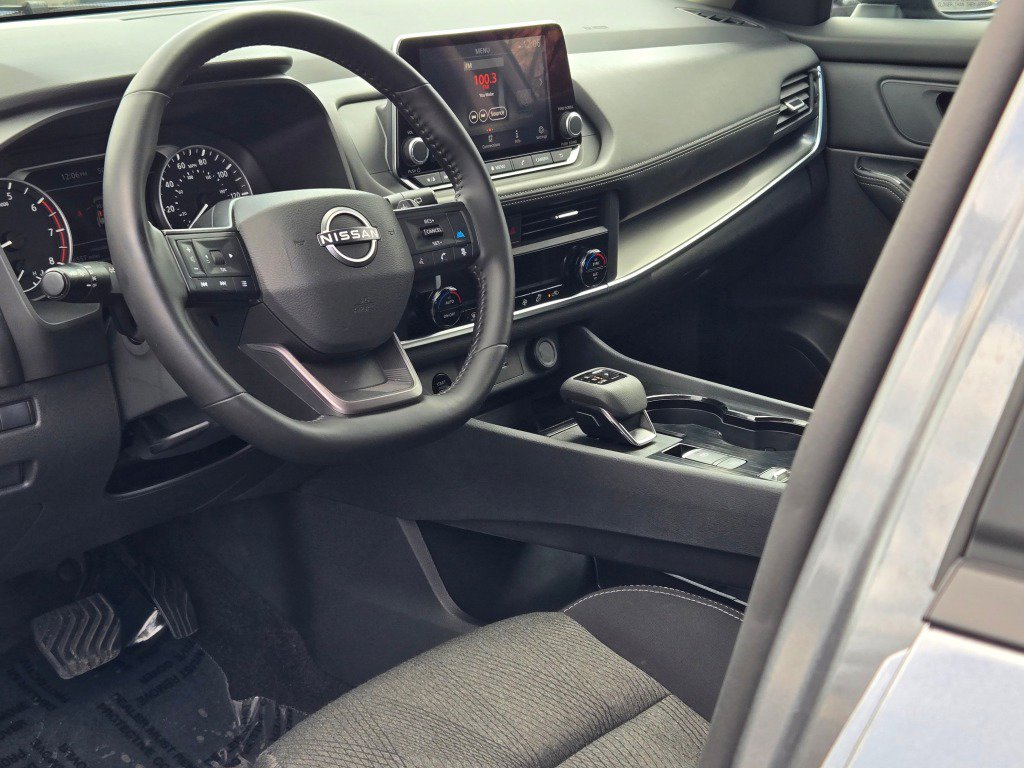 Used 2025 Nissan Rogue SV FWD image 24