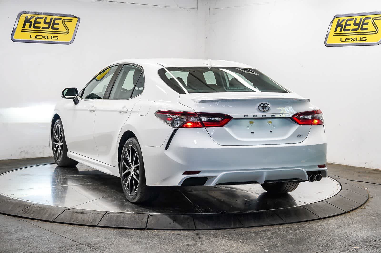 Used 2024 Toyota Camry SE FWD image 2