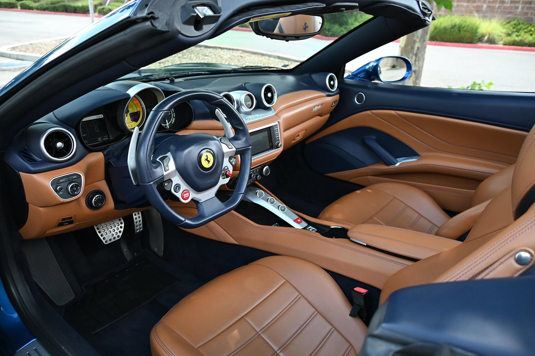 Used 2015 Ferrari California T RWD image 38