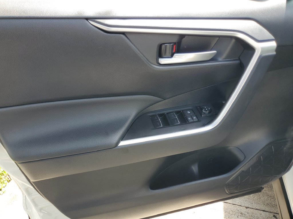 Used 2025 Toyota RAV4 XLE FWD image 15