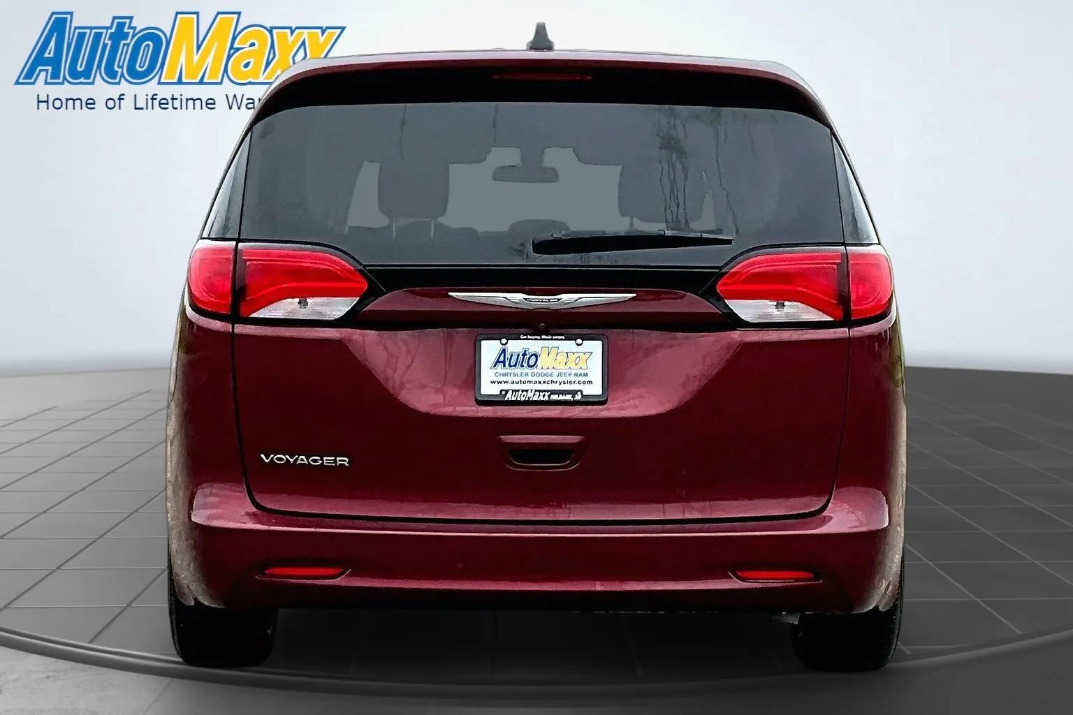 Used 2021 Chrysler Voyager L FWD image 5