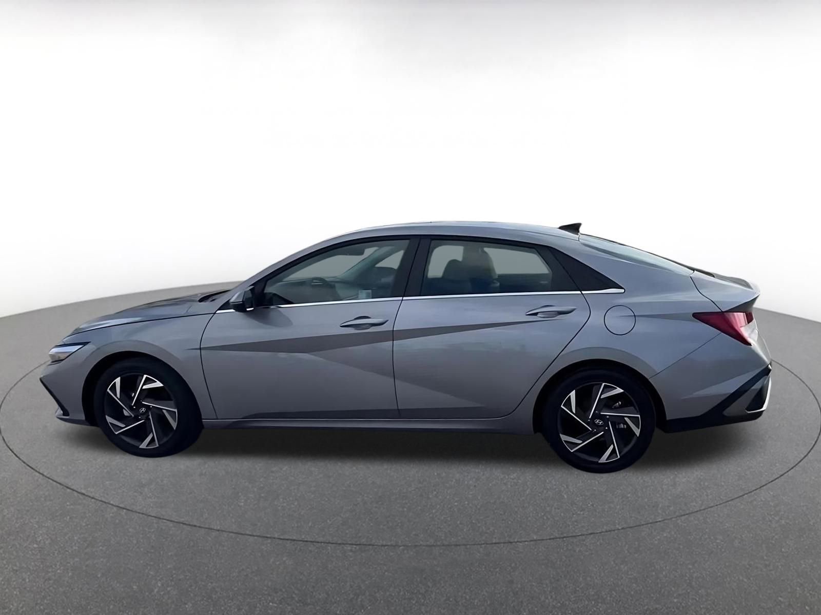 Used 2025 Hyundai Elantra Limited image 9