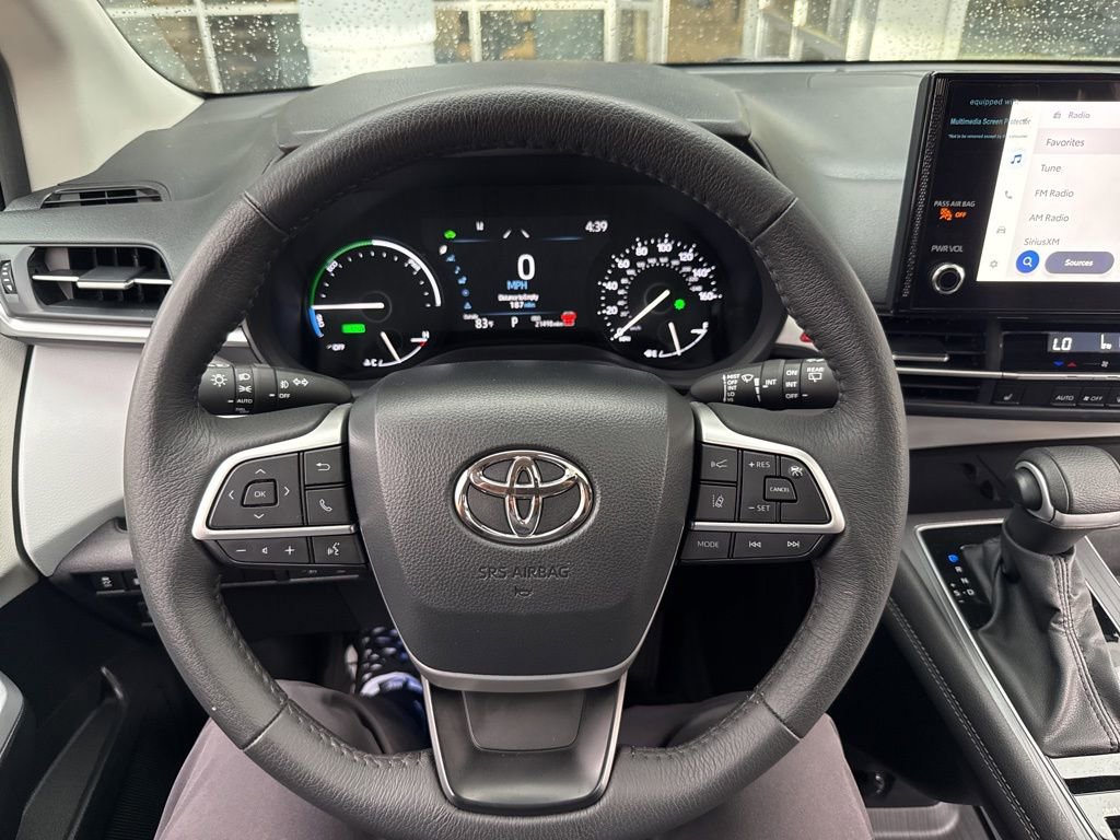 Used 2025 Toyota Sienna XLE image 23