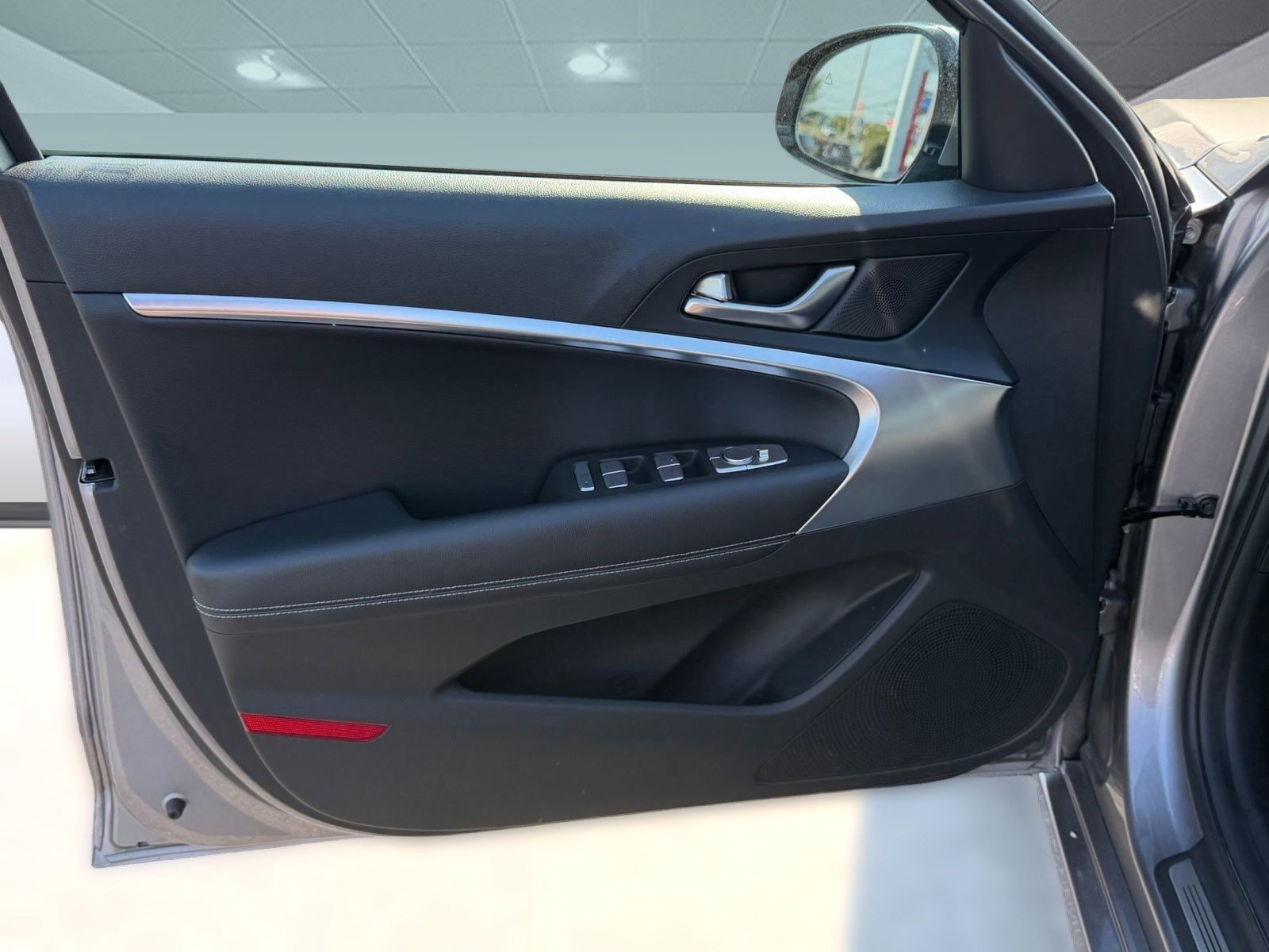 Used 2025 Genesis G70 2.5T image 12