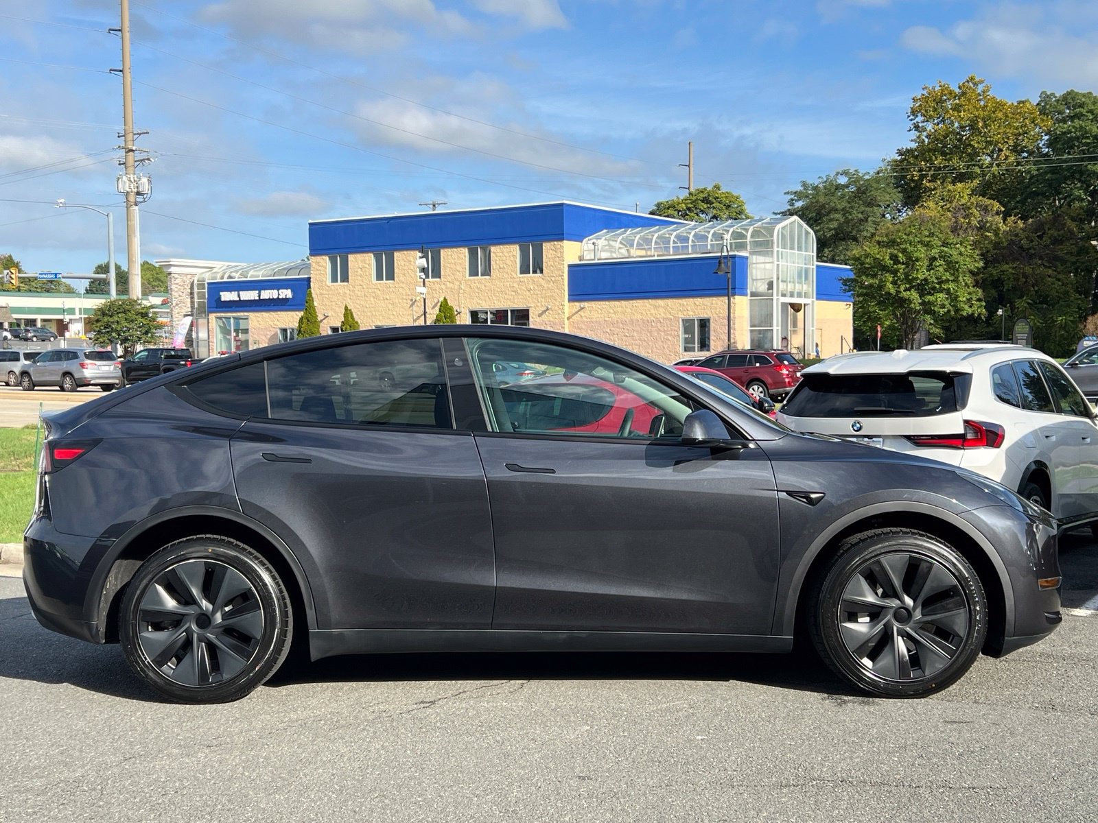 Used 2024 Tesla Model Y Long Range AWD/4WD image 23
