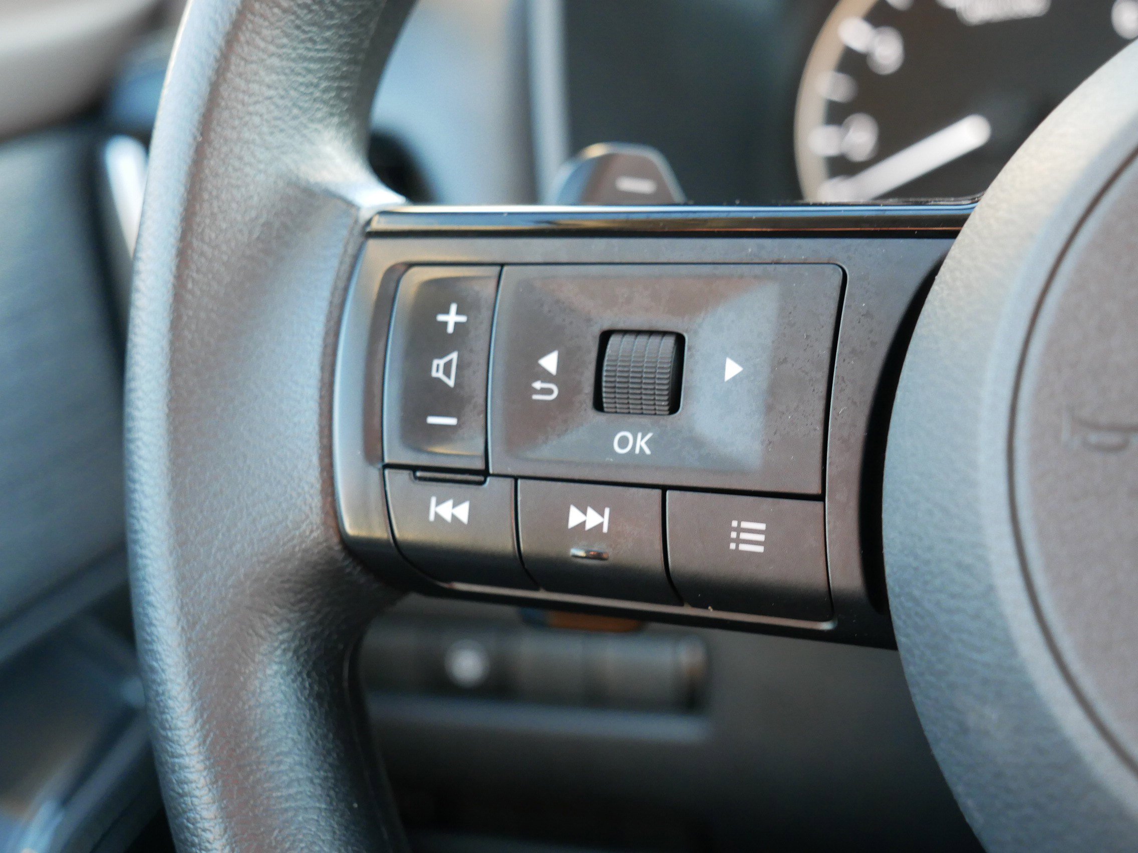 Certified 2022 Nissan Rogue SV image 28