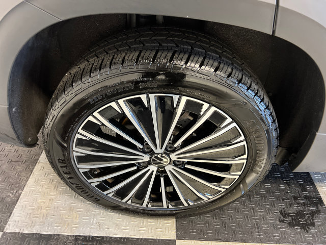 Certified 2025 Volkswagen Taos SE FWD image 14