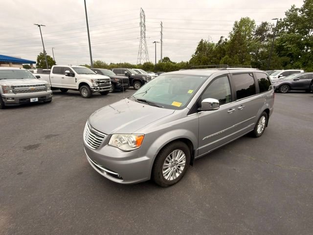 Used 2015 Chrysler Town & Country Limited Platinum FWD image 10