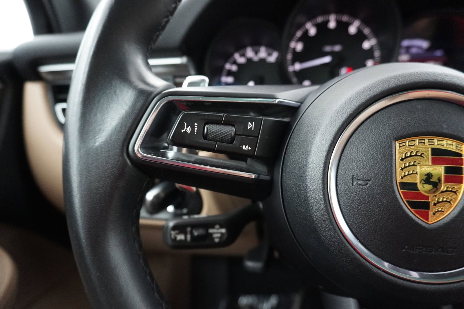 Certified 2023 Porsche Macan Turbo image 17