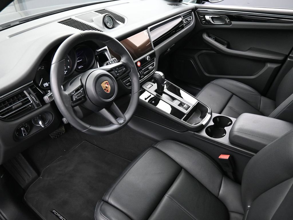 Certified 2025 Porsche Macan image 4
