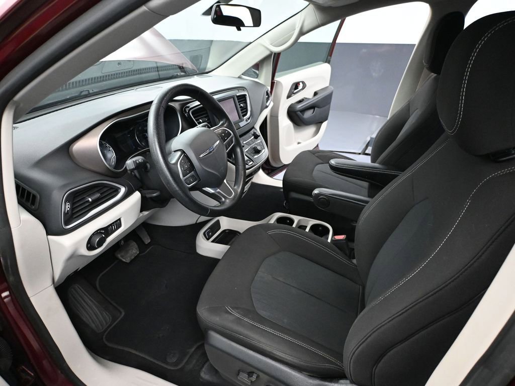 Used 2021 Chrysler Voyager LX image 21