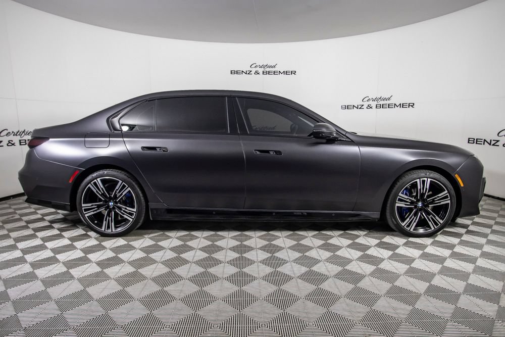Used 2023 BMW i7 xDrive60 w/ Executive Package 2 AWD/4WD image 3