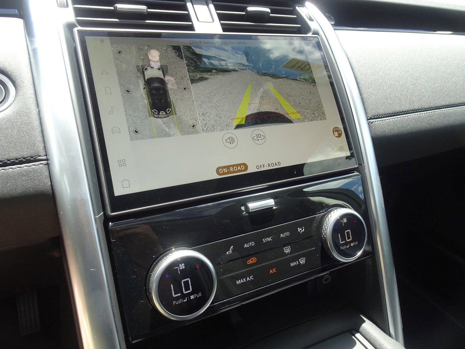 New 2024 Land Rover Discovery S image 4