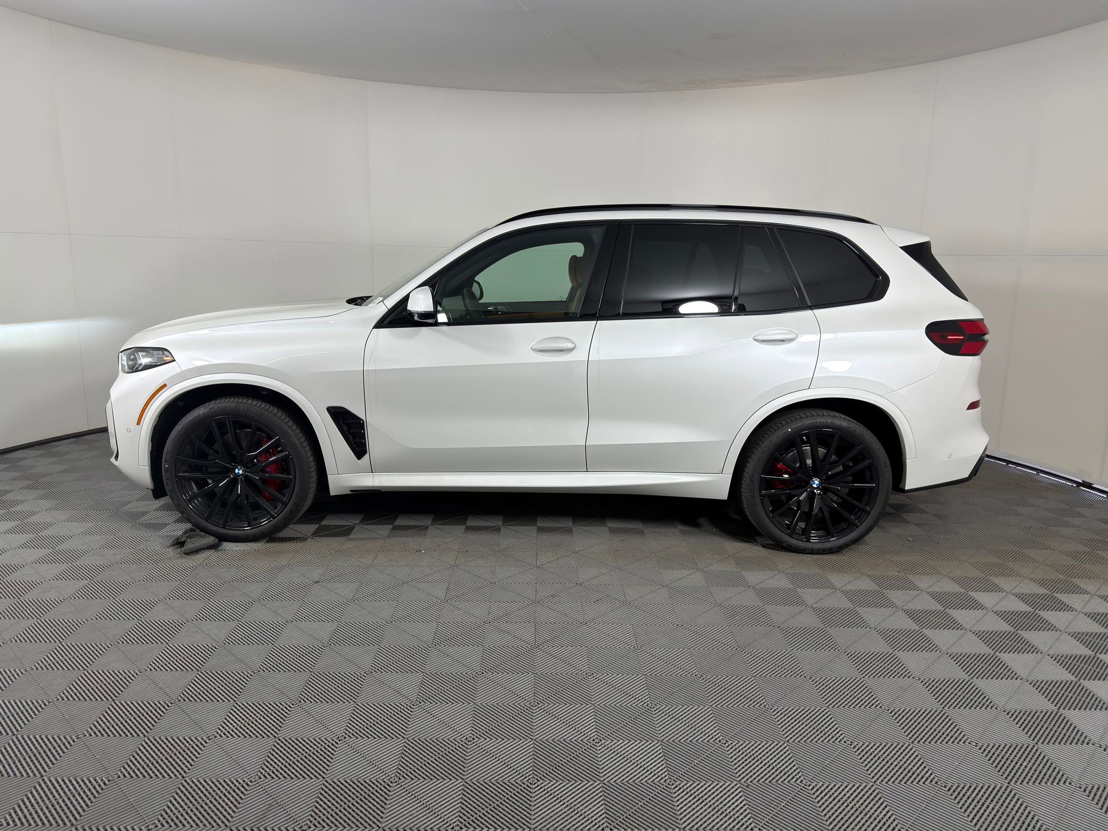New 2026 BMW X5 sDrive40i w/ M Sport Package image 2