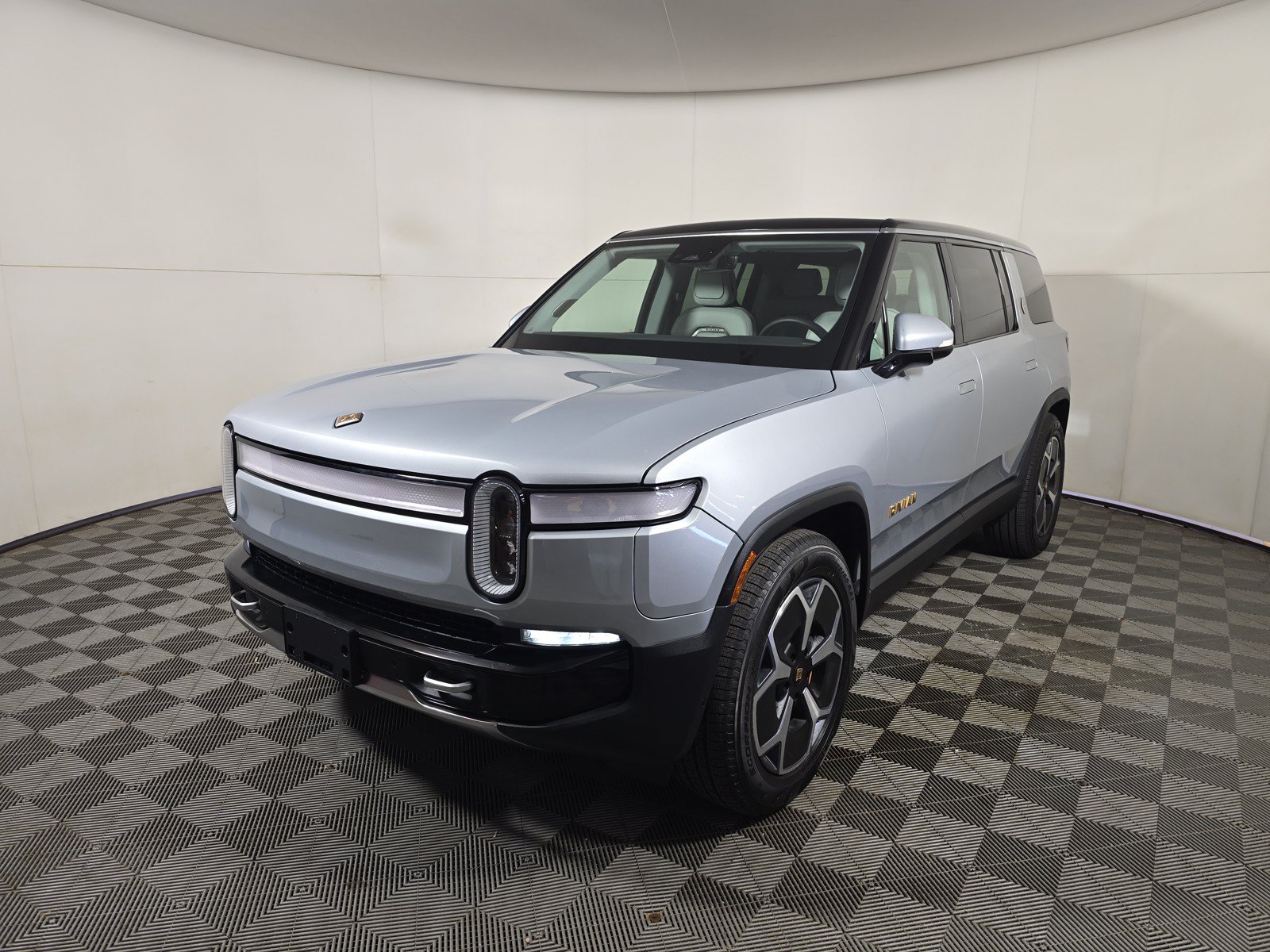 Used 2024 Rivian R1S Adventure AWD/4WD image 1
