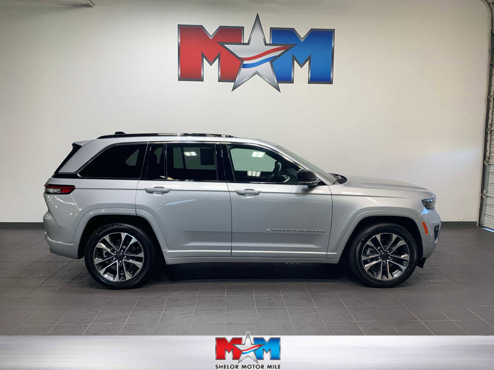 Used 2024 Jeep Grand Cherokee Overland w/ Luxury Tech Group IV image 1