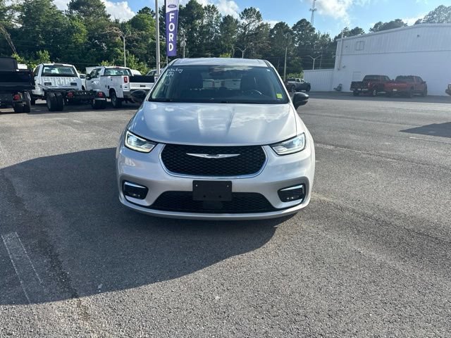 Used 2024 Chrysler Pacifica Touring-L FWD image 2