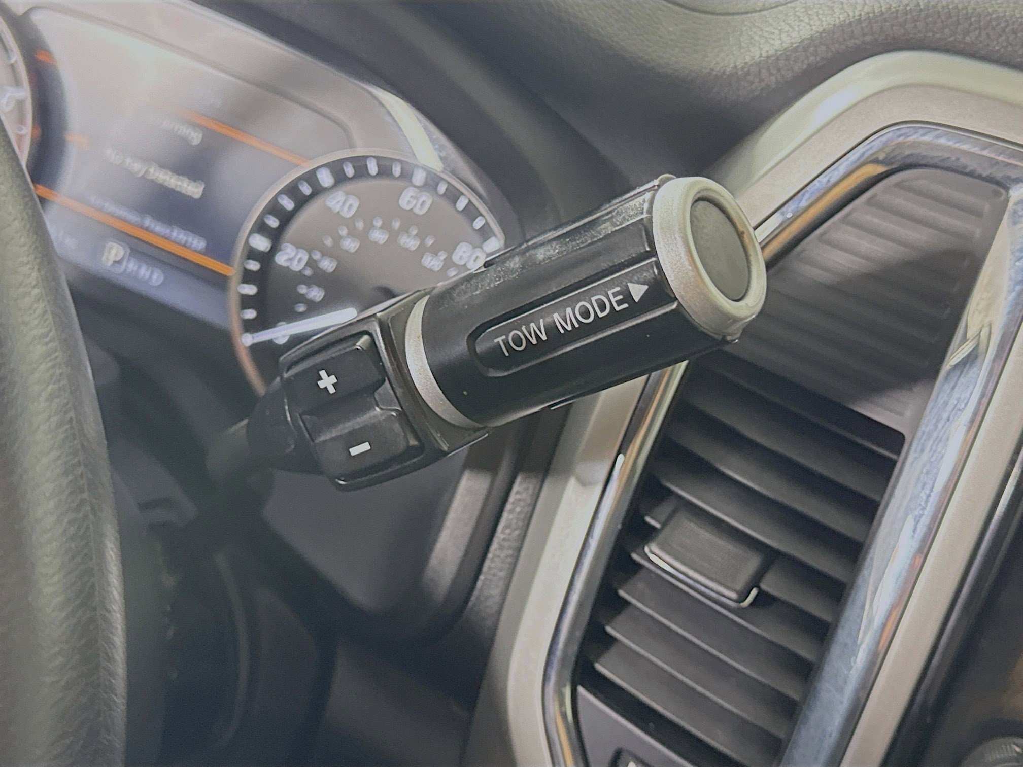 Used 2020 Nissan Titan SV image 20