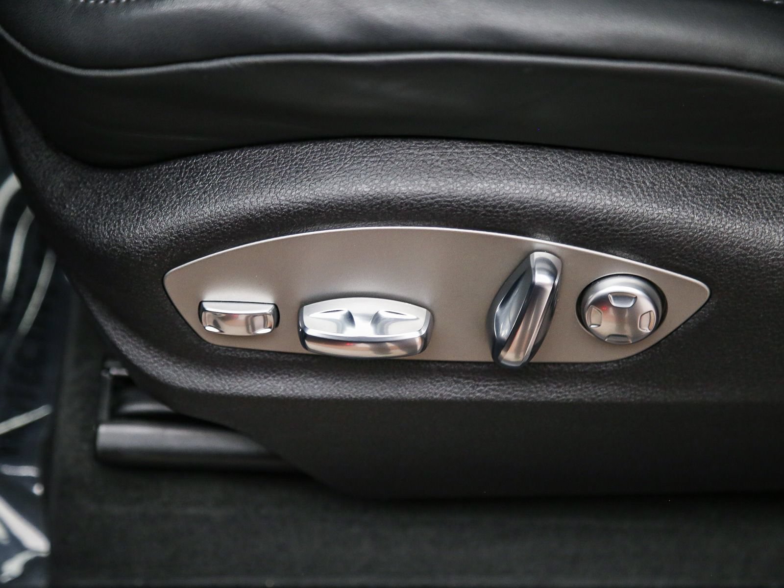Certified 2026 Porsche Macan AWD/4WD image 25
