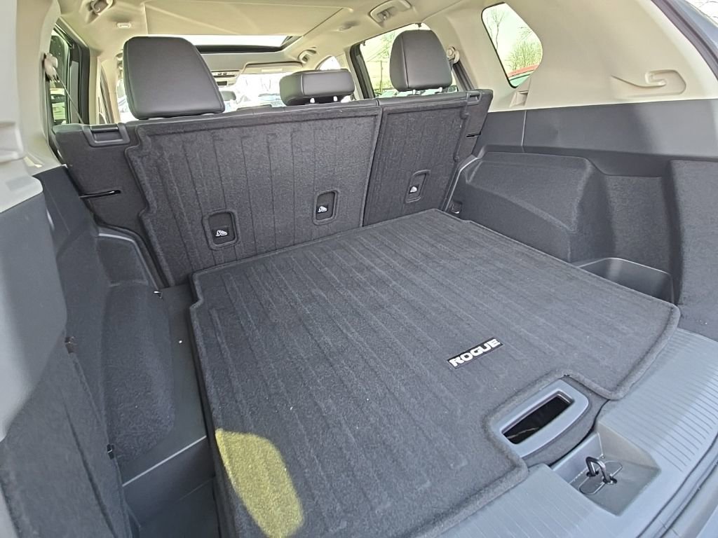 Used 2023 Nissan Rogue SV w/ SV Premium B Package image 12