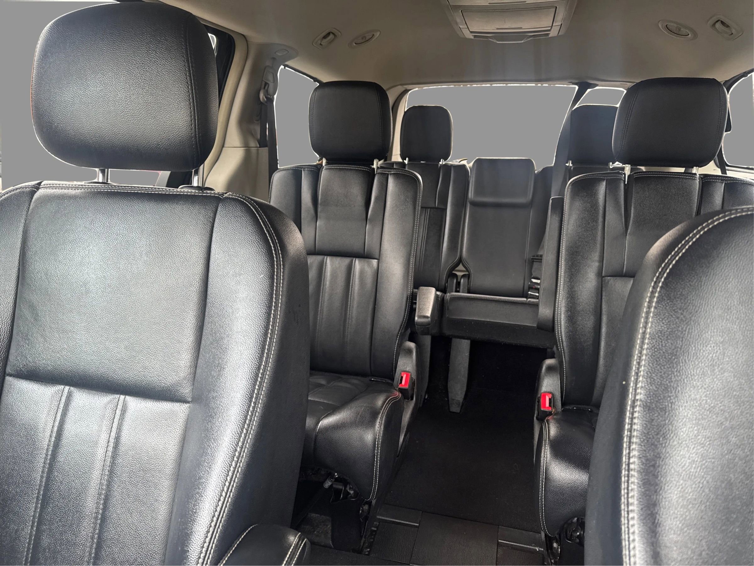 Used 2015 Chrysler Town & Country Touring w/ Driver Convenience Group image 17