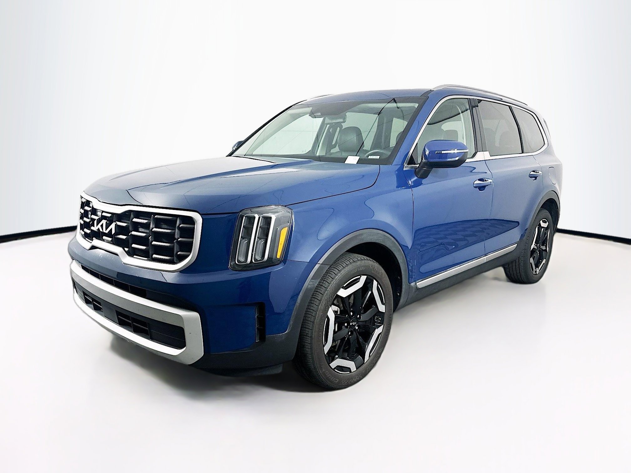 Used 2025 Kia Telluride S FWD image 3