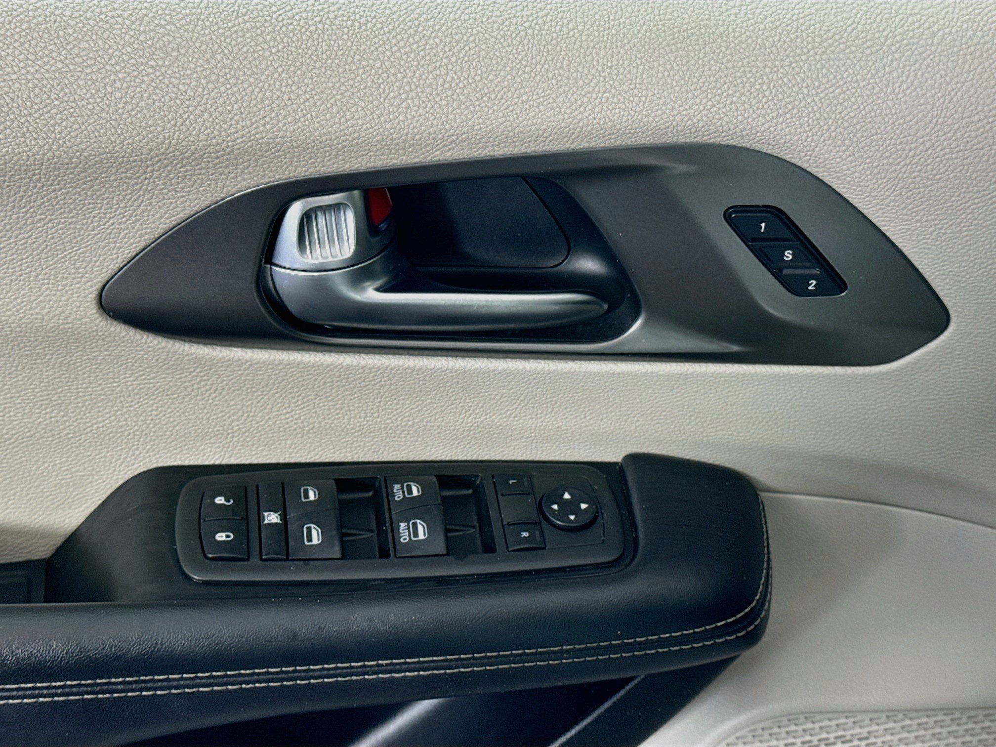 Used 2022 Chrysler Pacifica Touring-L FWD image 24