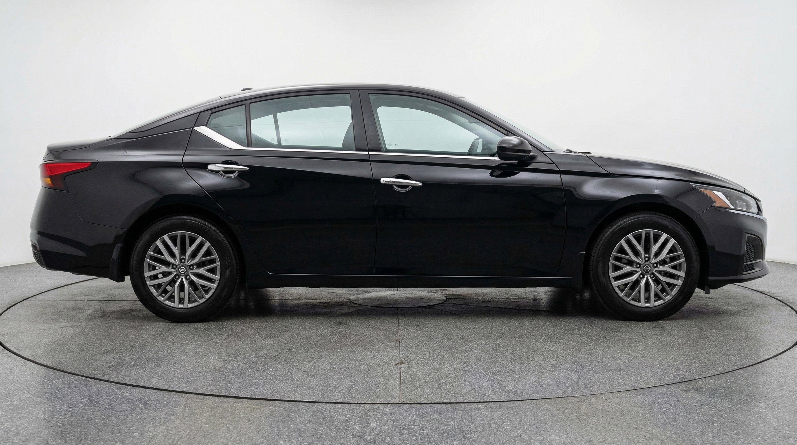 Used 2025 Nissan Altima 2.5 SV image 11