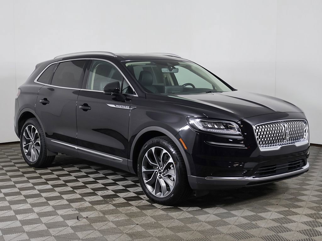 Used 2023 Lincoln Nautilus Reserve AWD/4WD image 2