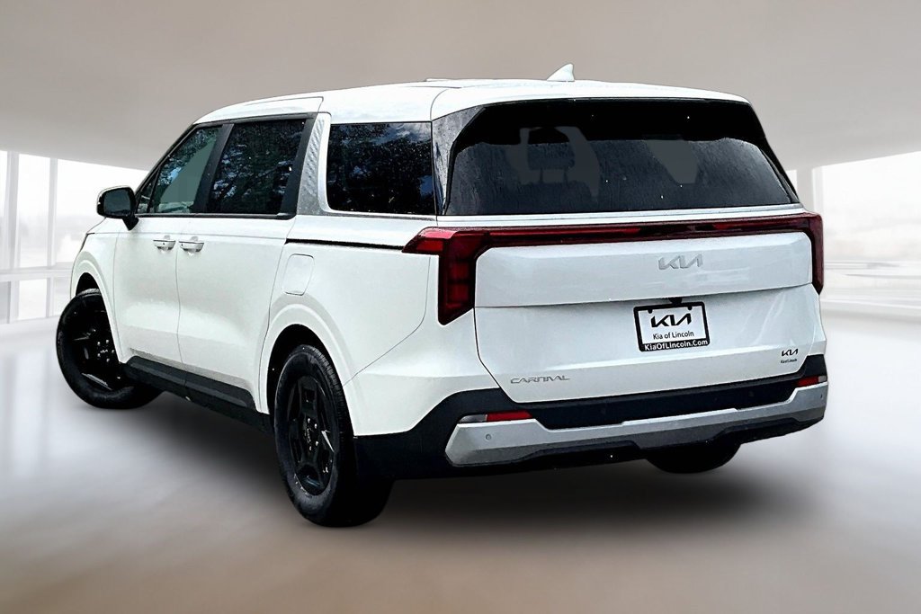 New 2027 Kia Carnival FWD image 3