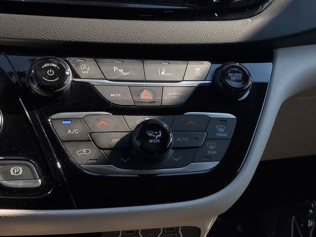 Certified 2023 Chrysler Pacifica Touring-L FWD image 29