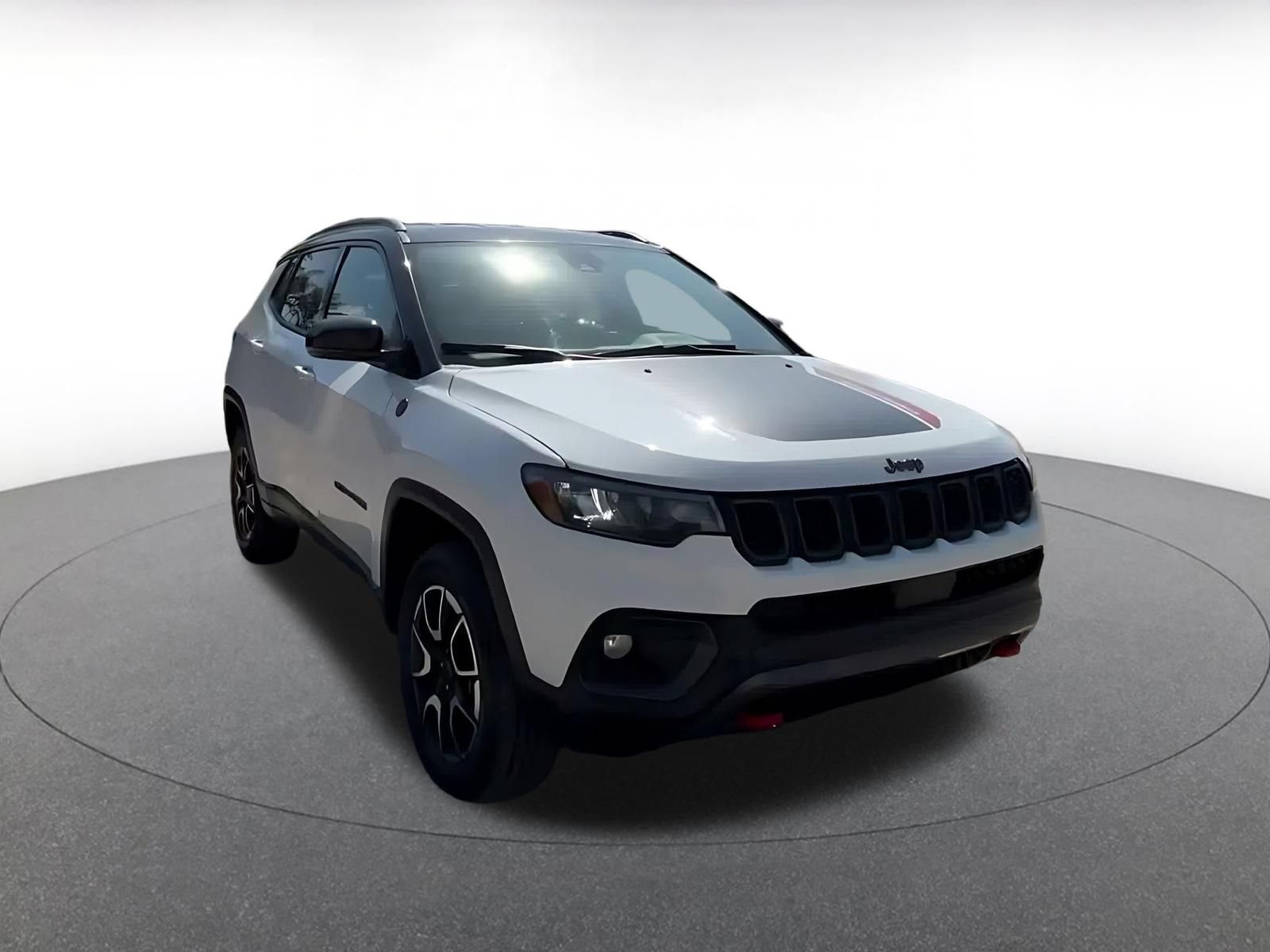 Used 2025 Jeep Compass Trailhawk AWD/4WD image 3